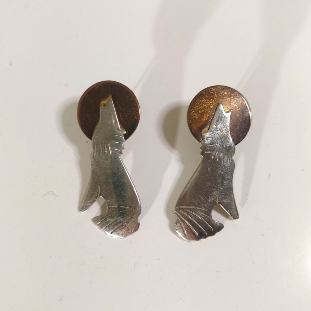 Silver Plated Hallowing Wolf Stationary Earrings
